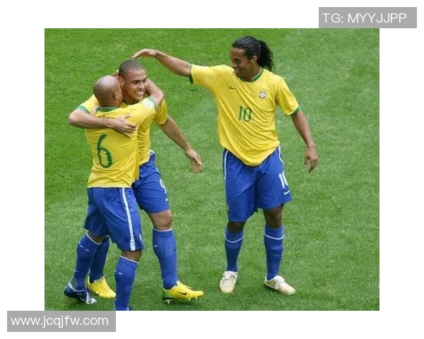 足球巨星同框合影展现荣耀时刻与友谊的力量