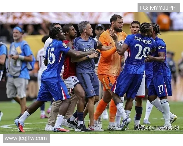 足球明星因情绪失控飞踢球迷引发热议球场安全问题亟待重视