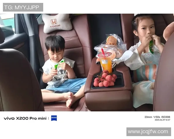 足球明星合照挂画展示了他们的风采与友谊让我们一起欣赏这份珍贵的瞬间