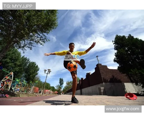 街头拍照的足球明星们那些令人难忘的瞬间与风采 街头拍照的足球明星们那些令人难忘的瞬间与风采