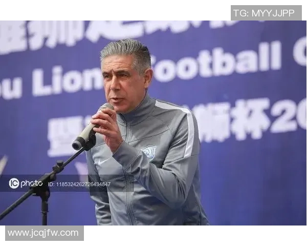 足球教练的职责与任务解析如何提升球队表现与球员技能